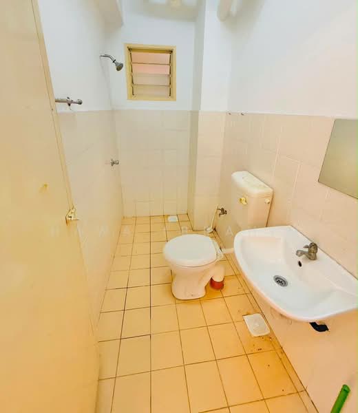 Pangsapuri untuk Dijual di Sri Lavender Apartment - Hawa Ibrahim - Bathroom - PropertyGuru.com.my