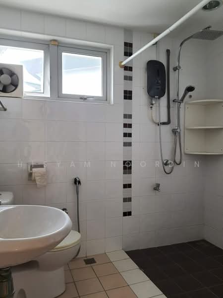 Semi-Detached House for Sale in Ampang Jaya (Ampang) - Hisyam Noordin - Bathroom - PropertyGuru.com.my