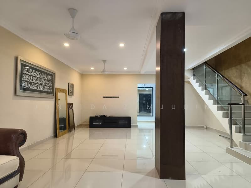 Rumah Teres 2 Tingkat untuk Disewa di Seksyen 8 (Shah Alam) - Junaida Zamjudin - Living Room - PropertyGuru.com.my