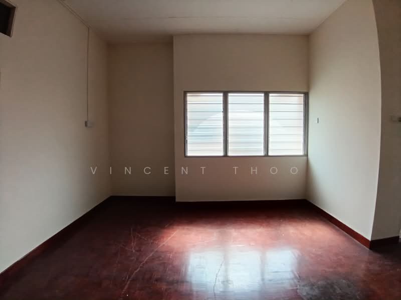 Semi-Detached House for Sale in Ipoh (Perak) - Vincent Thoo - Upstair bedroom - PropertyGuru.com.my