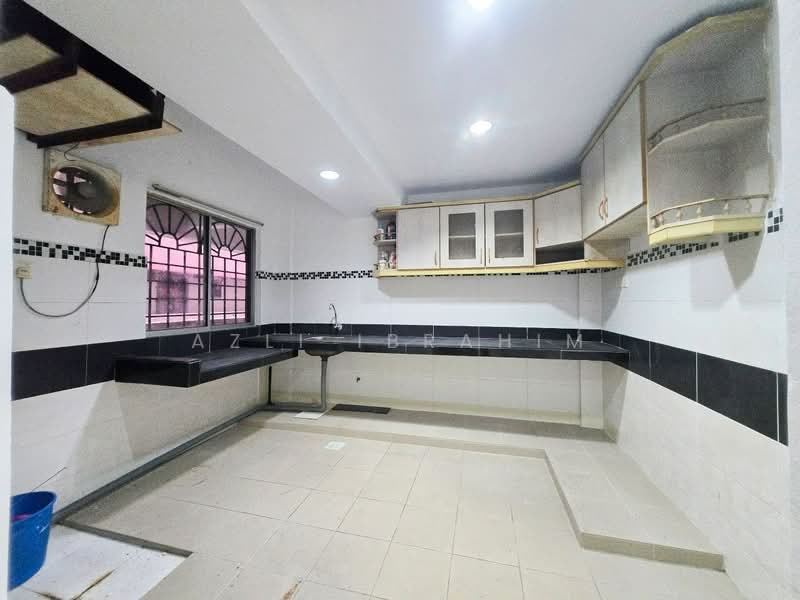 Pangsapuri untuk Dijual di Regal Regina Court - Azli Ibrahim - Kitchen - PropertyGuru.com.my