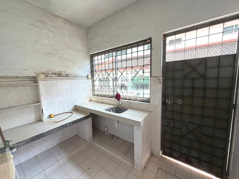Rumah Teres 1.5-Tingkat untuk Dijual di Taman Gaya (Ulu Tiram) - Christina Ang - Kitchen - PropertyGuru.com.my