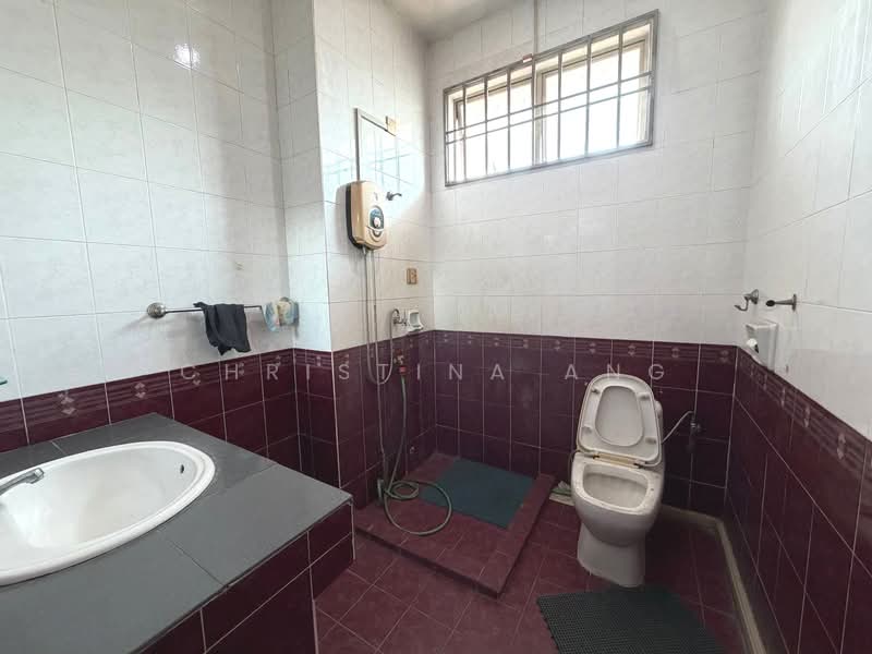 Rumah Teres 1.5-Tingkat untuk Dijual di Taman Gaya (Ulu Tiram) - Christina Ang - Bathroom - PropertyGuru.com.my