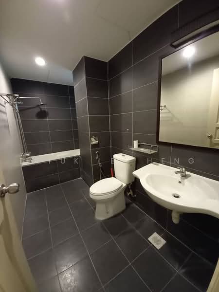 Kondominium untuk Dijual di Kinta Riverfront Hotel & Suites - Datuk Lee Heng - Bathroom - PropertyGuru.com.my