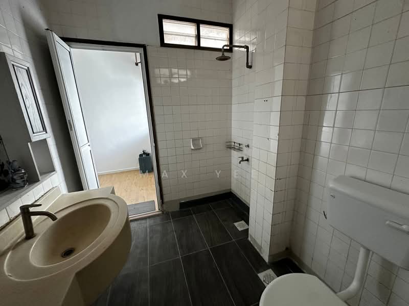1.5-storey Terraced House for Rent in Taman Perling (Perling) - Max Yee - Bathroom - PropertyGuru.com.my