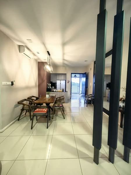Kondominium untuk Dijual di The WaterEdge (Pinggiran Air) - Joy Min - Dining Room - PropertyGuru.com.my