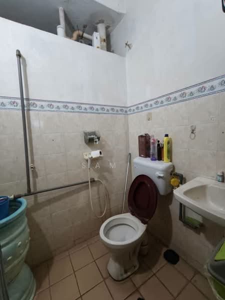 1-storey Terraced House for Sale in Taman Klebang Restu (Chemor) - Sam . - Bathroom - PropertyGuru.com.my