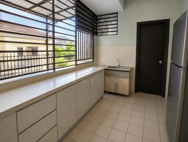 Rumah Berkembar untuk Dijual di Taman Aman Sari (Bandar Kinrara) - Chloe Tan - Kitchen - PropertyGuru.com.my