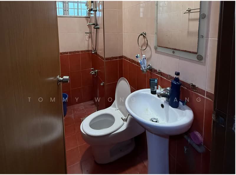 Terraced House for Sale in Bandar Kinrara Seksyen 5 (Bandar Kinrara) - Tommy Wong Phang - Bathroom - PropertyGuru.com.my