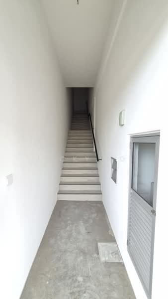 Shop / Office untuk Disewa di Bandar Serenia (Dengkil) - Jacky Ng - Corridor - PropertyGuru.com.my