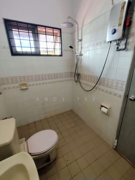2-storey Terraced House for Sale in Usj 4 (Subang Jaya) - Andy Tee - Master Bathroom wit Water Heater - PropertyGuru.com.my