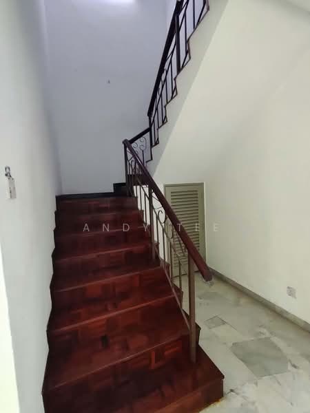 Rumah Teres 2-Tingkat untuk Dijual di Usj 4 (Subang Jaya) - Andy Tee - Repainted Stair - PropertyGuru.com.my