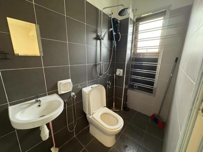Rumah Teres 2 Tingkat untuk Dijual di Taman Kempas Baru (Tampoi) - Sharon Ng - Bathroom - PropertyGuru.com.my