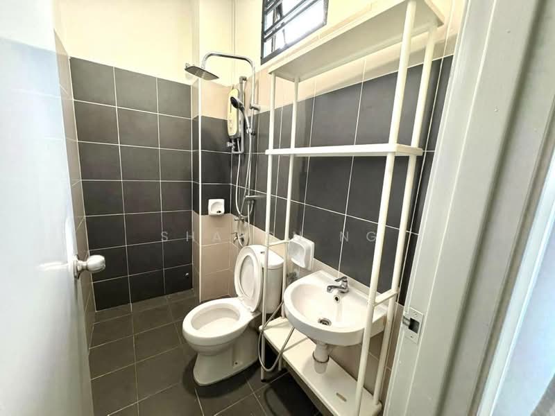Rumah Teres 2 Tingkat untuk Dijual di Taman Kempas Baru (Tampoi) - Sharon Ng - Bathroom - PropertyGuru.com.my