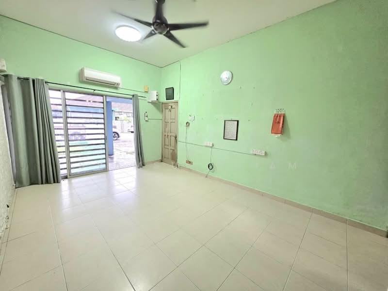 Semi-Detached House for Sale in Sepang (Selangor) - Syamsul Ilham - Living Room - PropertyGuru.com.my