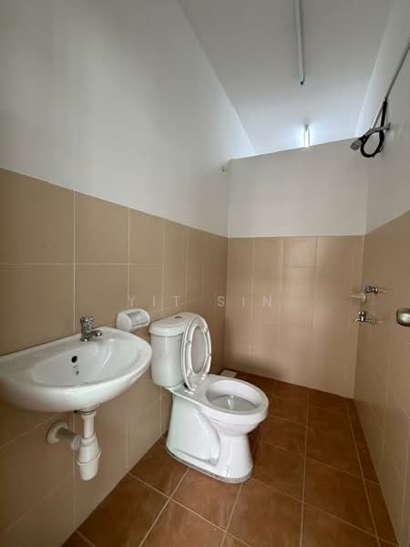Rumah Teres 2.5 Tingkat untuk Disewa di Taman Scientex Utama (Senai) - Yit Sin - Bathroom - PropertyGuru.com.my