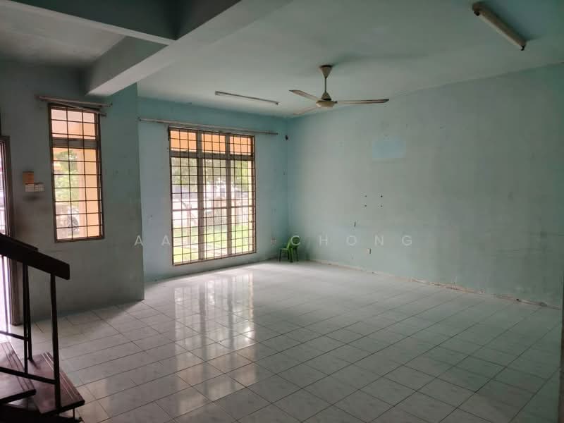 Terraced House for Sale in Bandar Putra Permai (Seri Kembangan) - Aaron Chong - Living Room - PropertyGuru.com.my