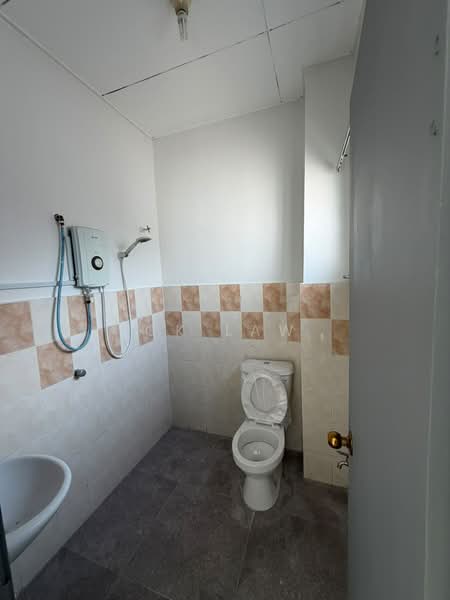Rumah Teres 2-Tingkat untuk Dijual di Taman Bukit Semenyih (Semenyih) - CK Law - Bathroom - PropertyGuru.com.my