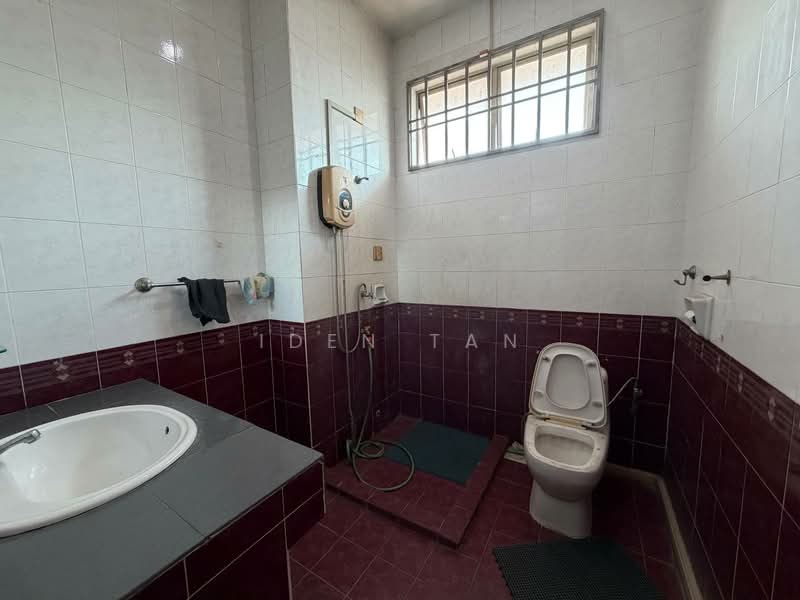 Rumah Teres 1.5-Tingkat untuk Dijual di Taman Gaya (Ulu Tiram) - Iden Tan - Bathroom - PropertyGuru.com.my