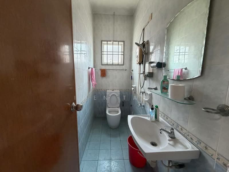 Rumah Teres 1.5-Tingkat untuk Dijual di Taman Gaya (Ulu Tiram) - Iden Tan - Bathroom - PropertyGuru.com.my