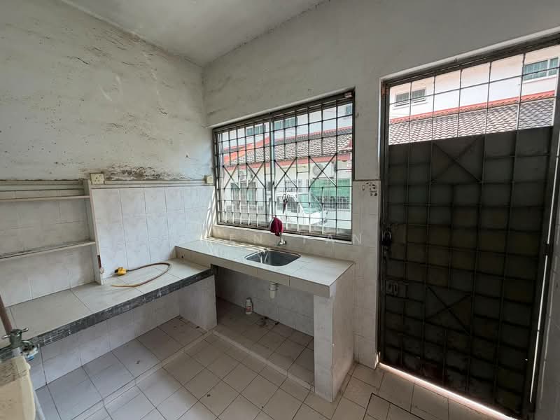 Rumah Teres 1.5-Tingkat untuk Dijual di Taman Gaya (Ulu Tiram) - Iden Tan - Kitchen - PropertyGuru.com.my