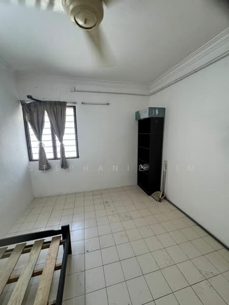 Rumah Flat untuk Disewa di Desa Permai Indah Flat - Stephanie Lim - Bedroom - PropertyGuru.com.my