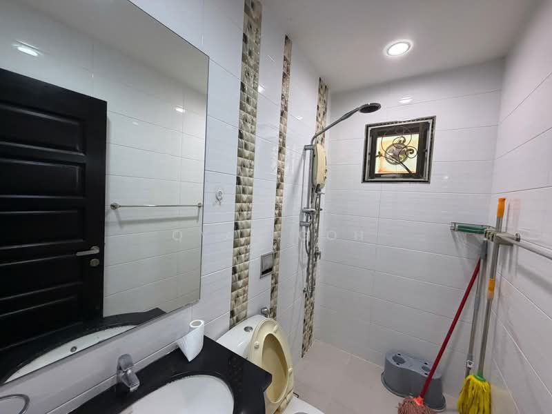 2-storey Terraced House for Rent in Island Glades (Jelutong) - Qyan Goh - Bathroom - PropertyGuru.com.my