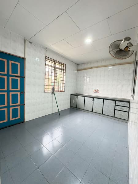 Semi-Detached House for Sale in Taman Bukit Kempas (Tampoi) - Ben Foo - Kitchen - PropertyGuru.com.my