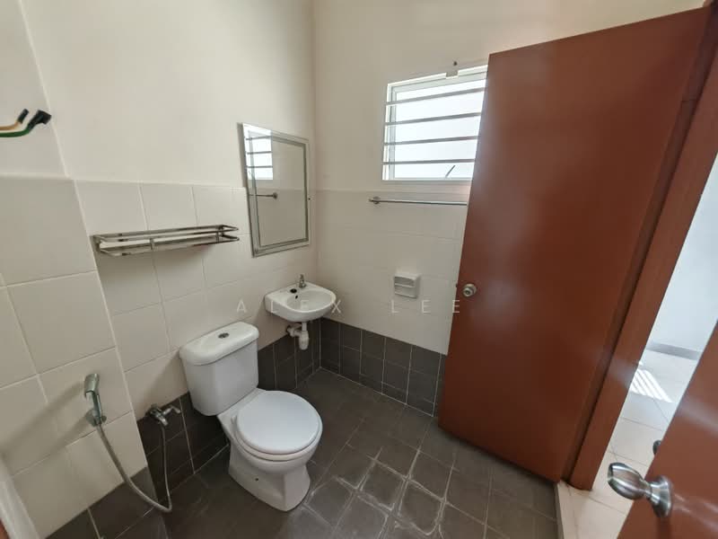 Rumah Teres 2 Tingkat untuk Disewa di Saujana Rawang (Rawang) - Alex Lee - Bathroom - PropertyGuru.com.my