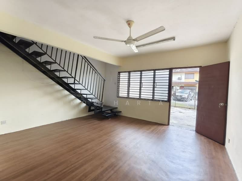2-storey Terraced House for Sale in Sungai Buloh (Selangor) - Syukor Hartanah - Living Room - PropertyGuru.com.my
