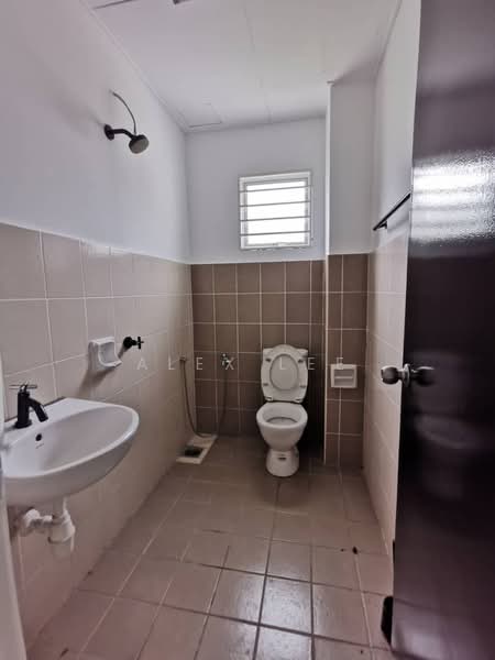 Rumah Teres 2 Tingkat untuk Disewa di Kota Emerald (Rawang) - Alex Lee - Bathroom - PropertyGuru.com.my