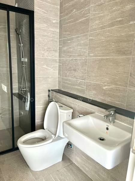 Servis Apartment untuk Disewa di Edelweiss @ Tropicana Gardens - Adrian Wong - Bathroom - PropertyGuru.com.my