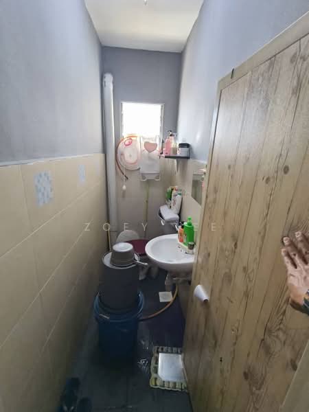 Rumah Teres 2 Tingkat untuk Dijual di Taman Seri Suria (Kluang) - Zoey Lee - Bathroom - PropertyGuru.com.my
