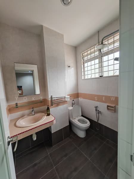 Rumah Teres untuk Dijual di Taman Bukit Kinrara (Bandar Kinrara) - Yoke Leng Sew - Bathroom - PropertyGuru.com.my