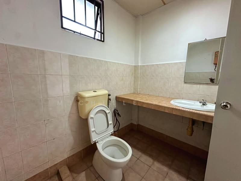 Apartment for Sale at Prima Bayu Apartment - Michelle Tee - Bathroom - PropertyGuru.com.my