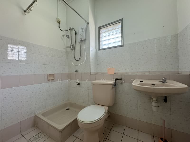 2-storey Terraced House for Rent in Usj 17 (Subang Jaya) - Lucky Wong - Bathroom - PropertyGuru.com.my
