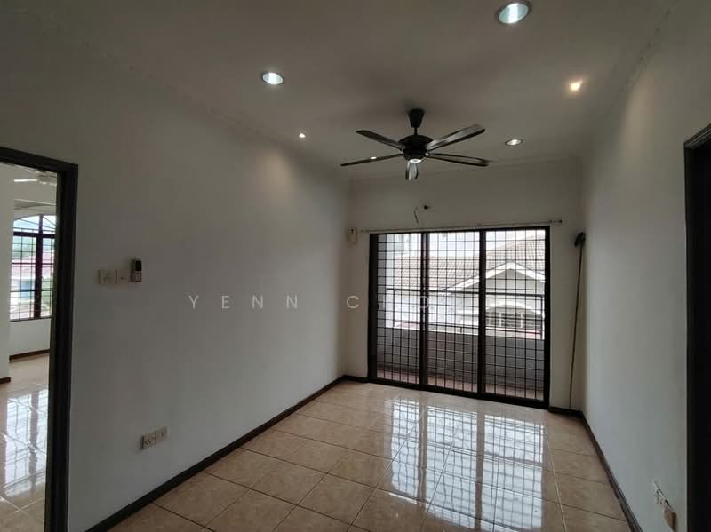 Semi-Detached House for Rent in Bandar Putra Permai (Seri Kembangan) - Yenn Chong - Living Room - PropertyGuru.com.my