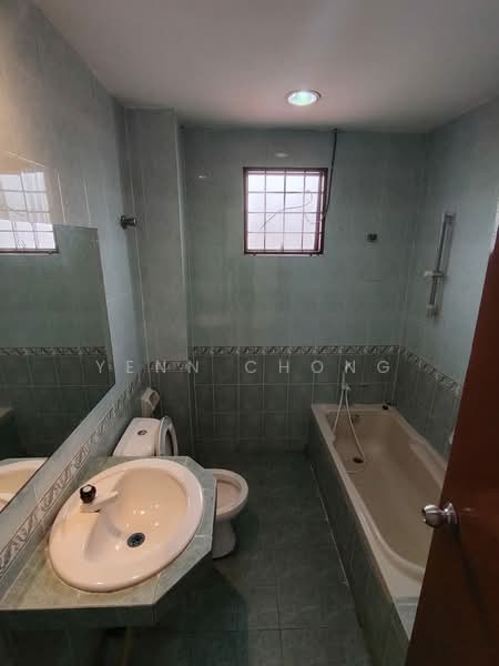 Semi-Detached House for Rent in Bandar Putra Permai (Seri Kembangan) - Yenn Chong - Bathroom - PropertyGuru.com.my