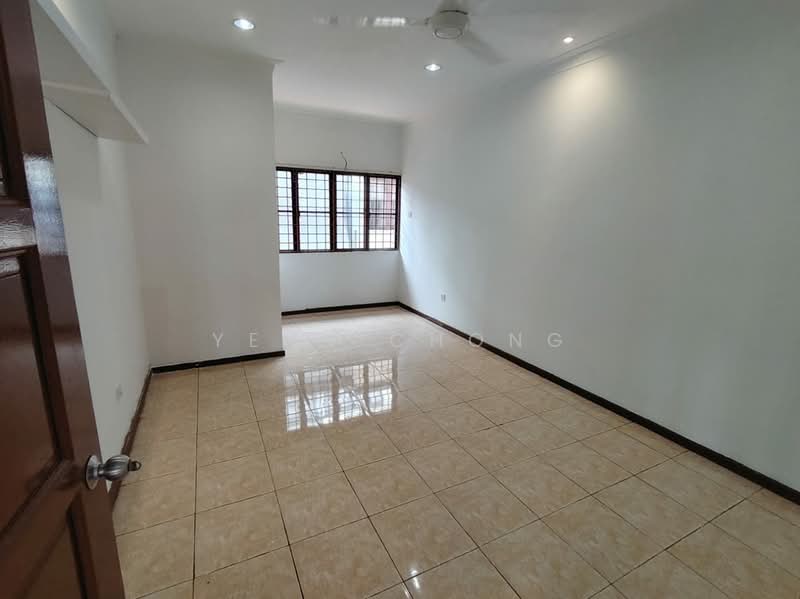 Semi-Detached House for Rent in Bandar Putra Permai (Seri Kembangan) - Yenn Chong - Living Room - PropertyGuru.com.my
