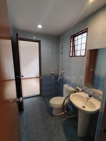 Semi-Detached House for Rent in Bandar Putra Permai (Seri Kembangan) - Yenn Chong - Bathroom - PropertyGuru.com.my