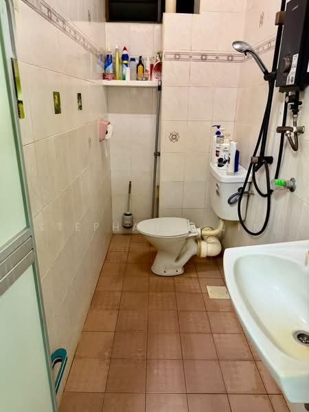 Flat for Sale at Taman Harbour View (Wisma KGN) - Stephanie Lim - Bathroom - PropertyGuru.com.my