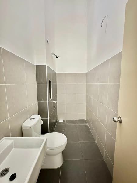 Rumah Teres 1 Tingkat untuk Dijual di Bandar Putra (Kulai) - Danny See - Bathroom - PropertyGuru.com.my