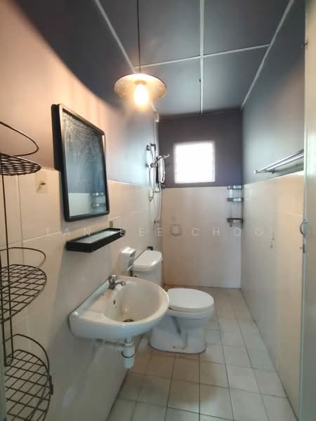 Pangsapuri untuk Dijual di Baiduri Court Apartment - Tan Bee Choo - Bathroom - PropertyGuru.com.my