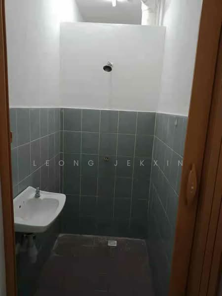 Flat for Sale at Taman Ria - Leong Jekxin - Bathroom - PropertyGuru.com.my