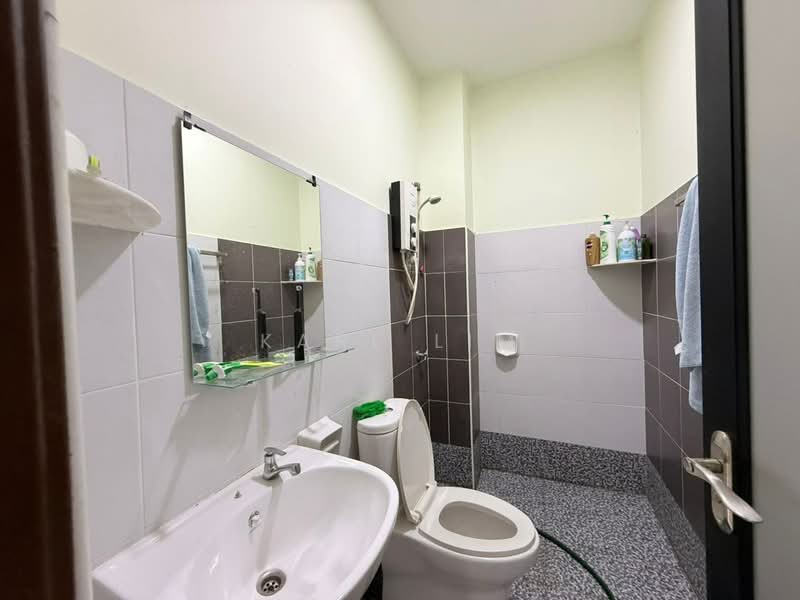2-storey Terraced House for Sale in Nusantara Prima (Gelang Patah) - Karl Lim - Bathroom - PropertyGuru.com.my