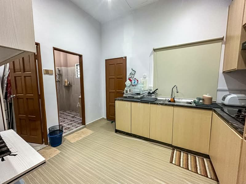 3-storey Terraced House for Sale in Taman Bukit Utama (Ulu Kelang) - Ali Idris - Kitchen - PropertyGuru.com.my