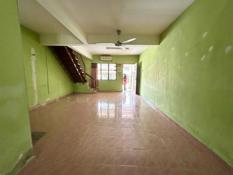 Rumah Teres 2 Tingkat untuk Dijual di Taman Tasik Semenyih (Semenyih) - Azli Ibrahim - Living Room - PropertyGuru.com.my