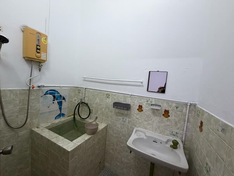 2-storey Terraced House for Rent in Island Glades (Jelutong) - Qyan Goh - Bathroom - PropertyGuru.com.my
