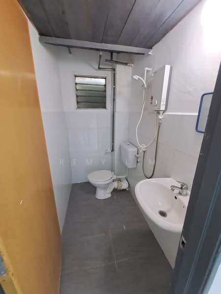 Pangsapuri untuk Disewa di Bunga Raya Apartment - Remy Lim - Bathroom - PropertyGuru.com.my