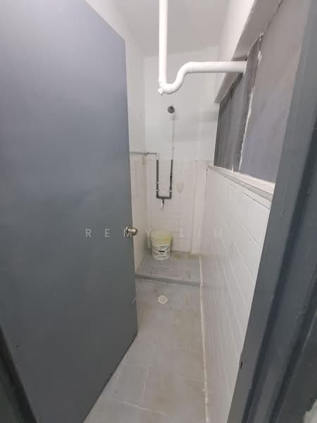 Pangsapuri untuk Disewa di Bunga Raya Apartment - Remy Lim - Bathroom - PropertyGuru.com.my